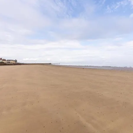 Sunlit Garden Escape Normandy Σπίτι διακοπών *