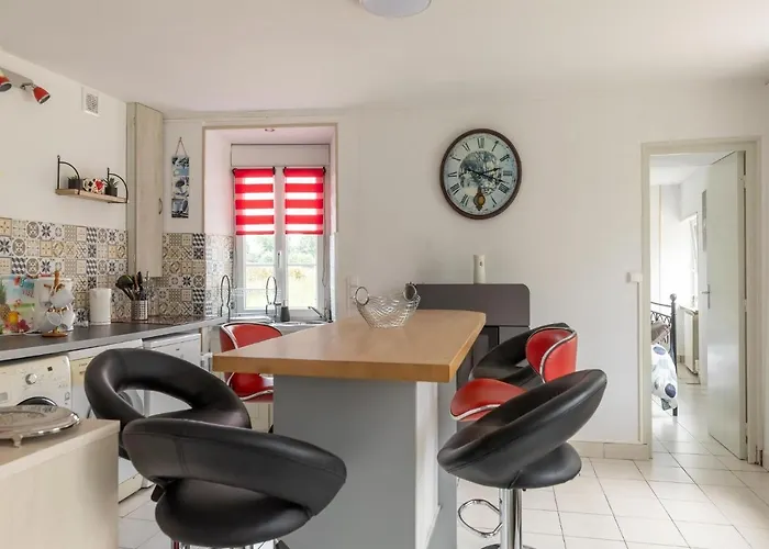 Sunlit Garden Escape Normandy 펜션 *