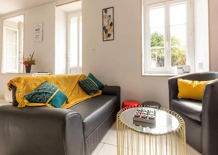 Sunlit Garden Escape Normandy 이지니쉬르메르