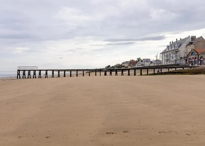 Sunlit Garden Escape Normandy 펜션