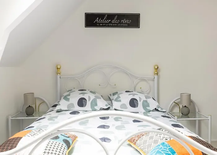 Sunlit Garden Escape Normandy 펜션 *