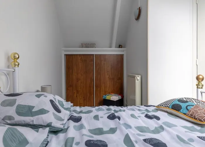 Sunlit Garden Escape Normandy 이지니쉬르메르