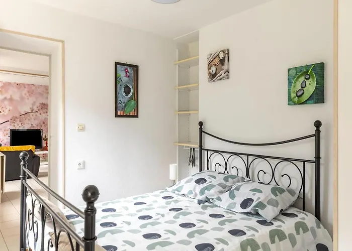 Sunlit Garden Escape Normandy 펜션 *