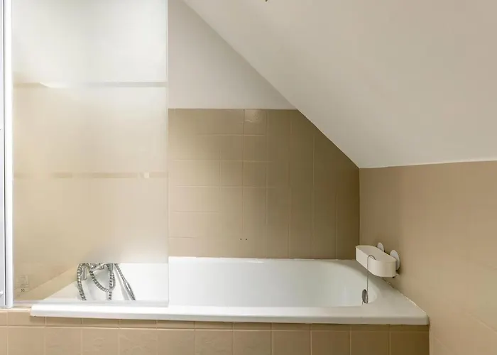 Sunlit Garden Escape Normandy 이지니쉬르메르