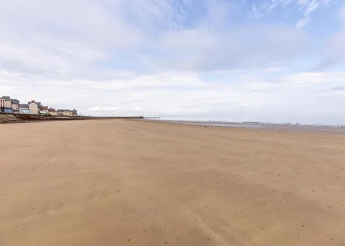 Sunlit Garden Escape Normandy 펜션 *