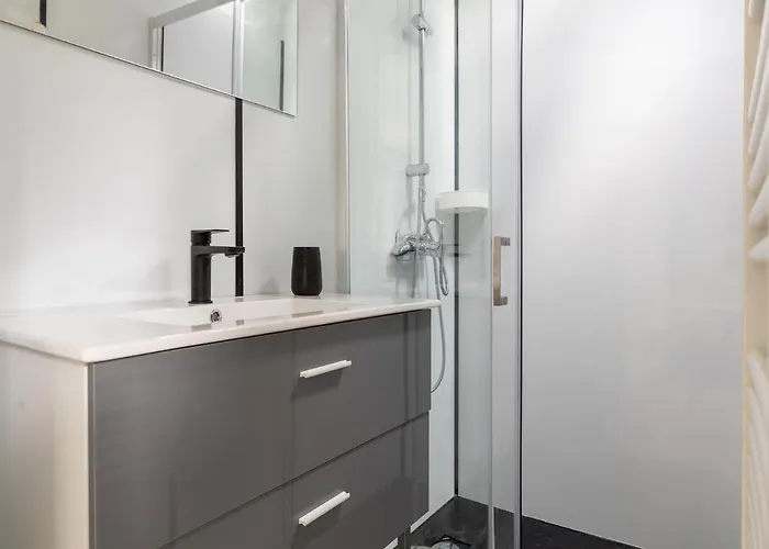 Sunlit Garden Escape Normandy 펜션