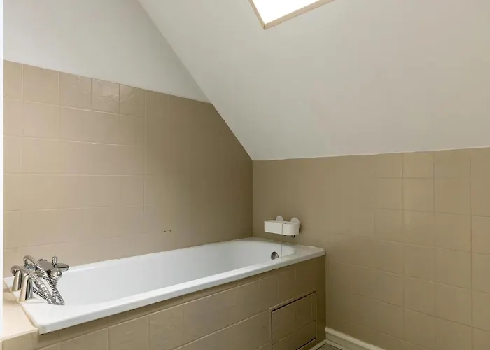 Sunlit Garden Escape Normandy 펜션 이지니쉬르메르