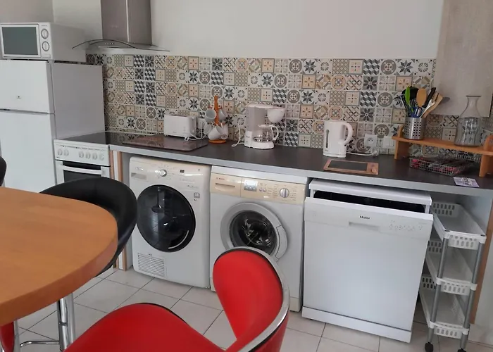 Sunlit Garden Escape Normandy 펜션