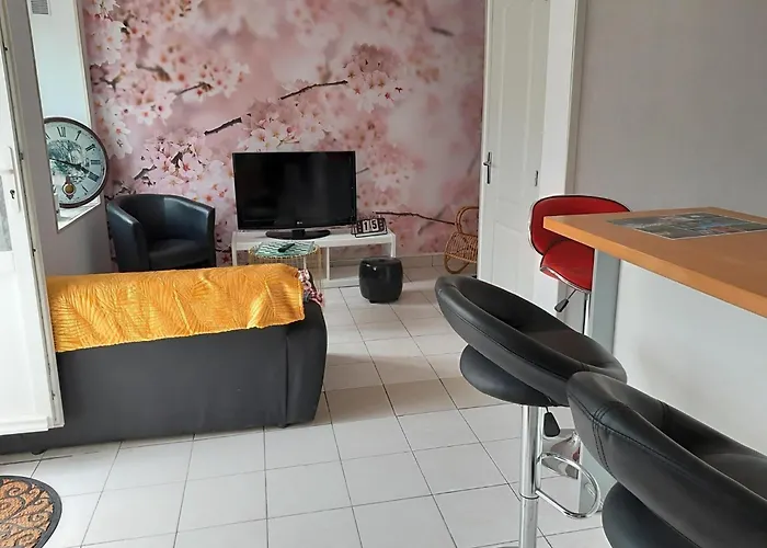 펜션 Sunlit Garden Escape Normandy 이지니쉬르메르