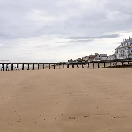 Sunlit Garden Escape Normandy 度假居