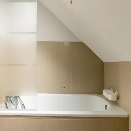 Sunlit Garden Escape Normandy 滨海伊西尼