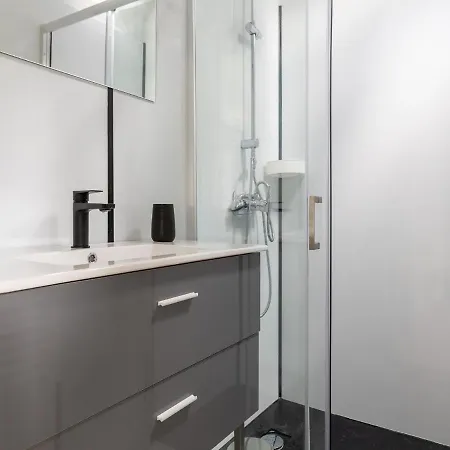 Sunlit Garden Escape Normandy 度假居