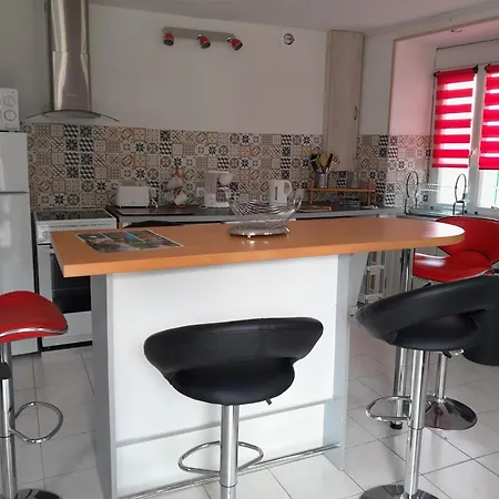 Sunlit Garden Escape Normandy * 滨海伊西尼