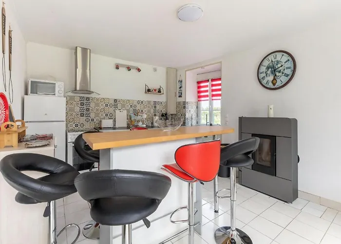 Sunlit Garden Escape Normandy בית נופש איזיני-סור-מר