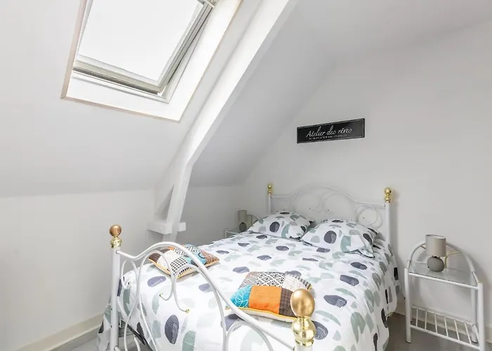 Sunlit Garden Escape Normandy בית נופש איזיני-סור-מר