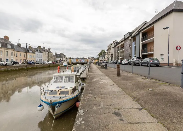 Sunlit Garden Escape Normandy איזיני-סור-מר