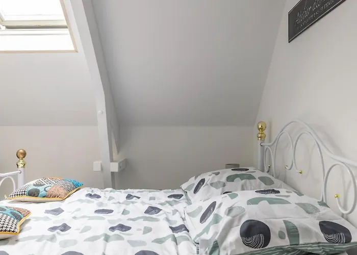 Sunlit Garden Escape Normandy בית נופש איזיני-סור-מר