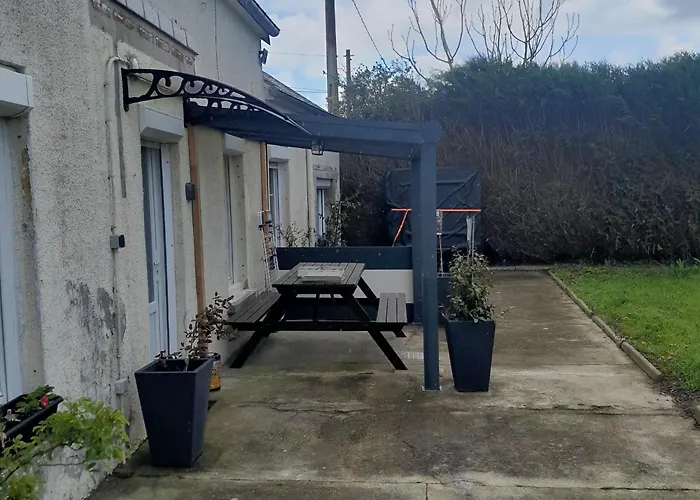 Sunlit Garden Escape Normandy איזיני-סור-מר